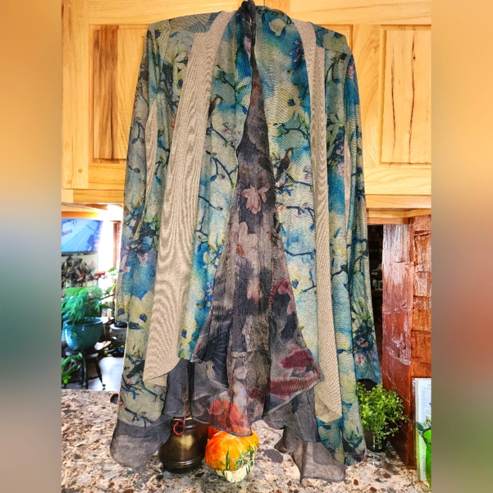 SOFT SURROUNDINGS. Size  Medium. Open front cascading topper. Lined.